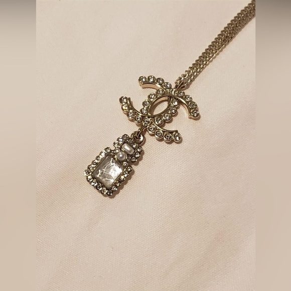 Chanel CC perfume bottle necklace - Picture 1 of 8
